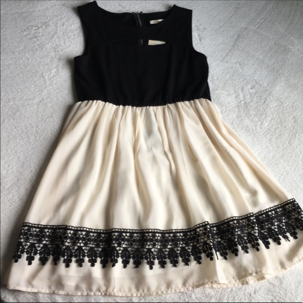 {REWIND} Black Lace Trimmed Overlay Empire - Picture 7 of 7